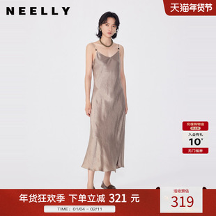 NEELLY纳俪商场同款秋冬新款收腰吊带连衣裙V领高级感气质长裙女