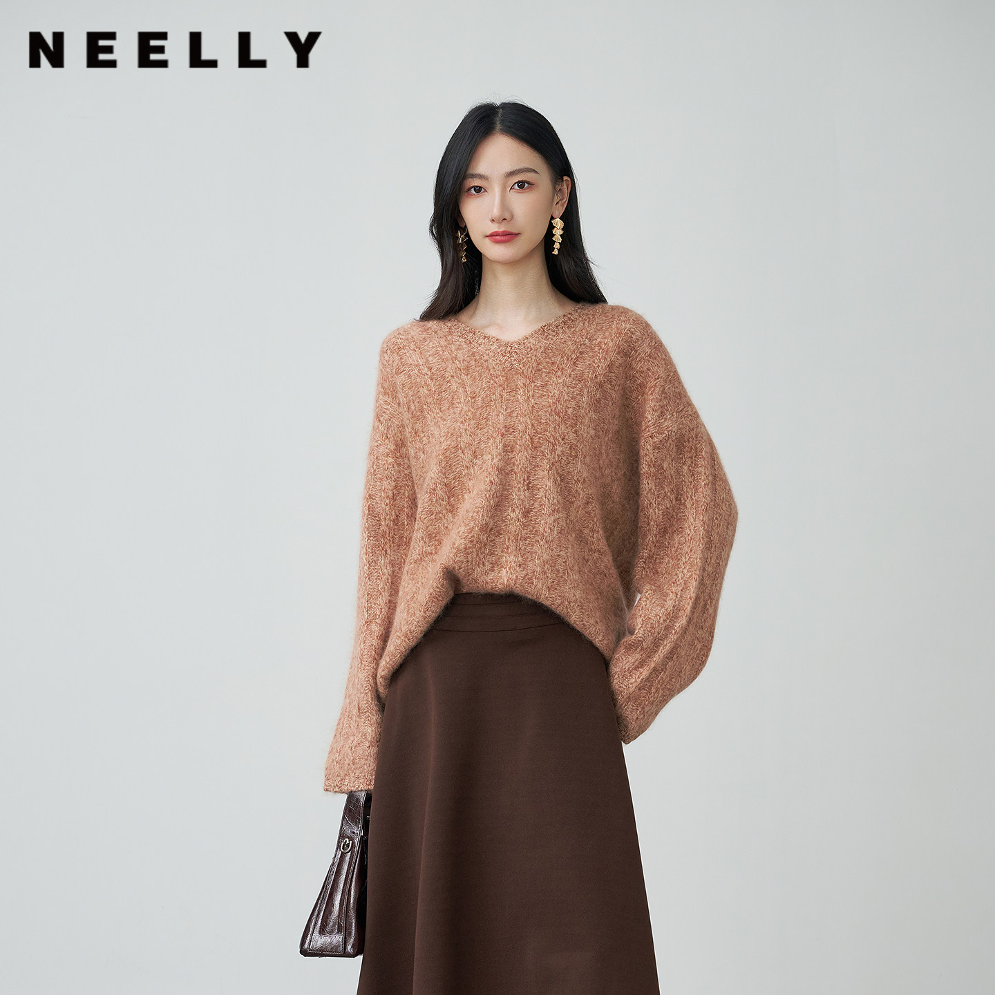 NEELLY纳俪商场同款冬季新款慵懒随性圆领针织衫女宽松休闲毛衣