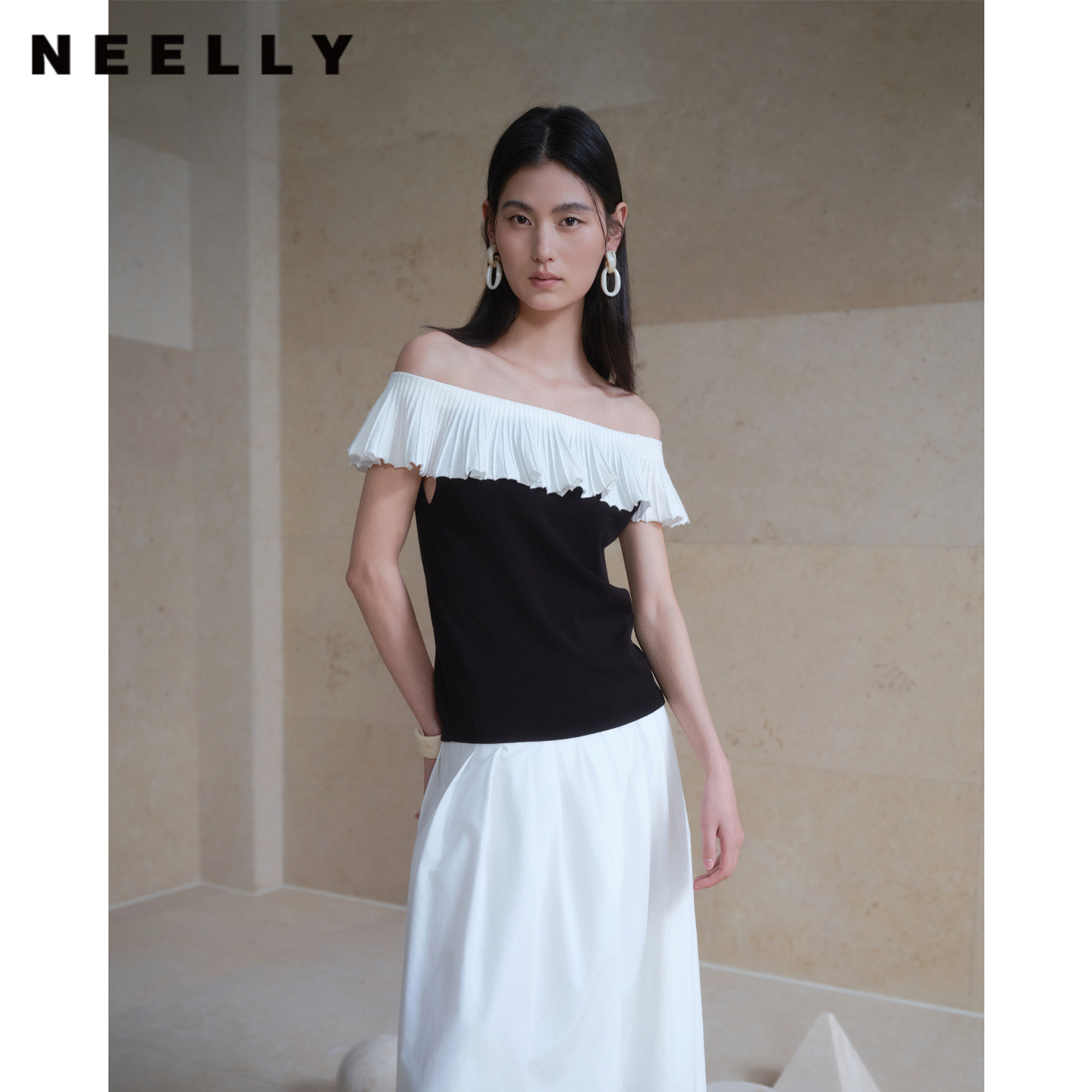 NEELLY纳俪商场同款夏季新款撞色一字肩收腰针织女设计感修身上衣