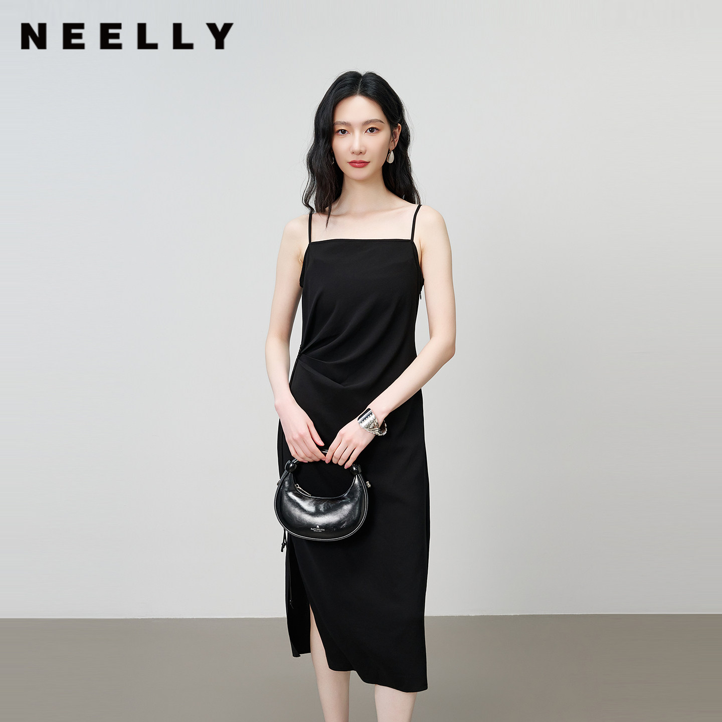 NEELLY纳俪商场同款夏新款高级感细肩带褶皱吊带裙女收腰开衩长裙