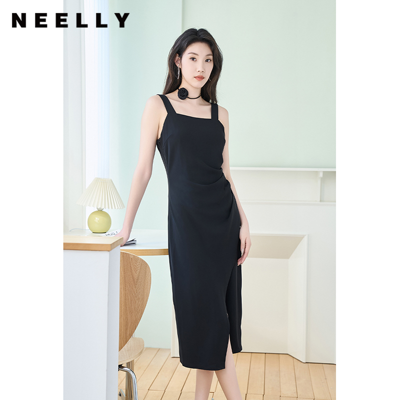 NEELLY纳俪黑色开叉吊带连衣裙女褶皱显瘦收腰别致气质修身小黑裙