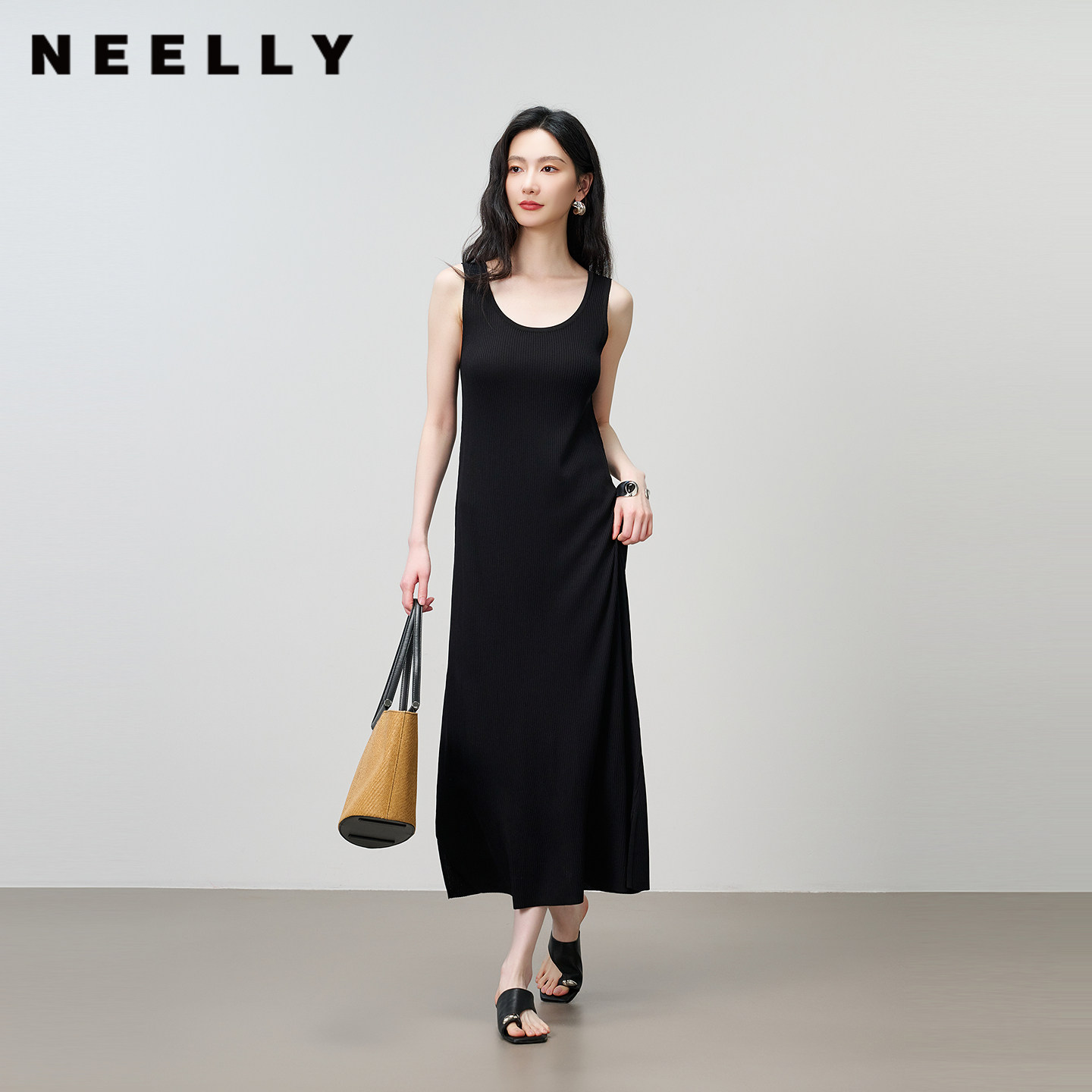 NEELLY纳俪商场同款夏季新款黑色坑条背心连衣裙女百搭休闲长裙