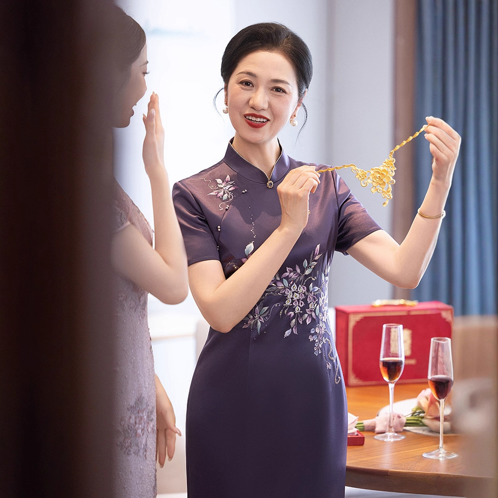 高端洋气醋酸妈妈装精致珠绣春季结婚旗袍紫色连衣裙高贵妈妈