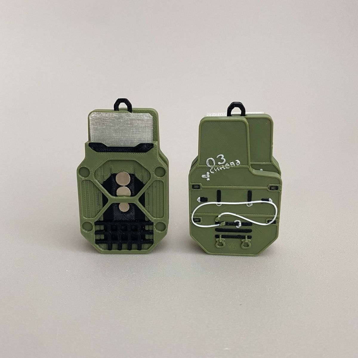 三角洲盾牌挂件游戏周边模型道具装饰摆件三角洲玩具深蓝盾牌磁吸