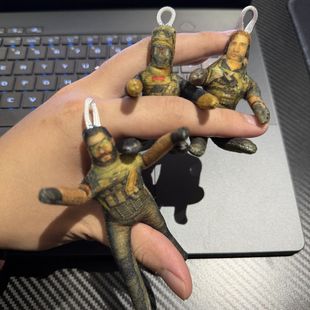 三角洲行动乳鼠干蜂医抽象可摆造型内置铁丝骨架威龙乌鲁鲁挂件