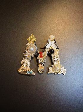 开花的橄榄 Vintage古着 Pearl Emblem M字母珍珠胸针