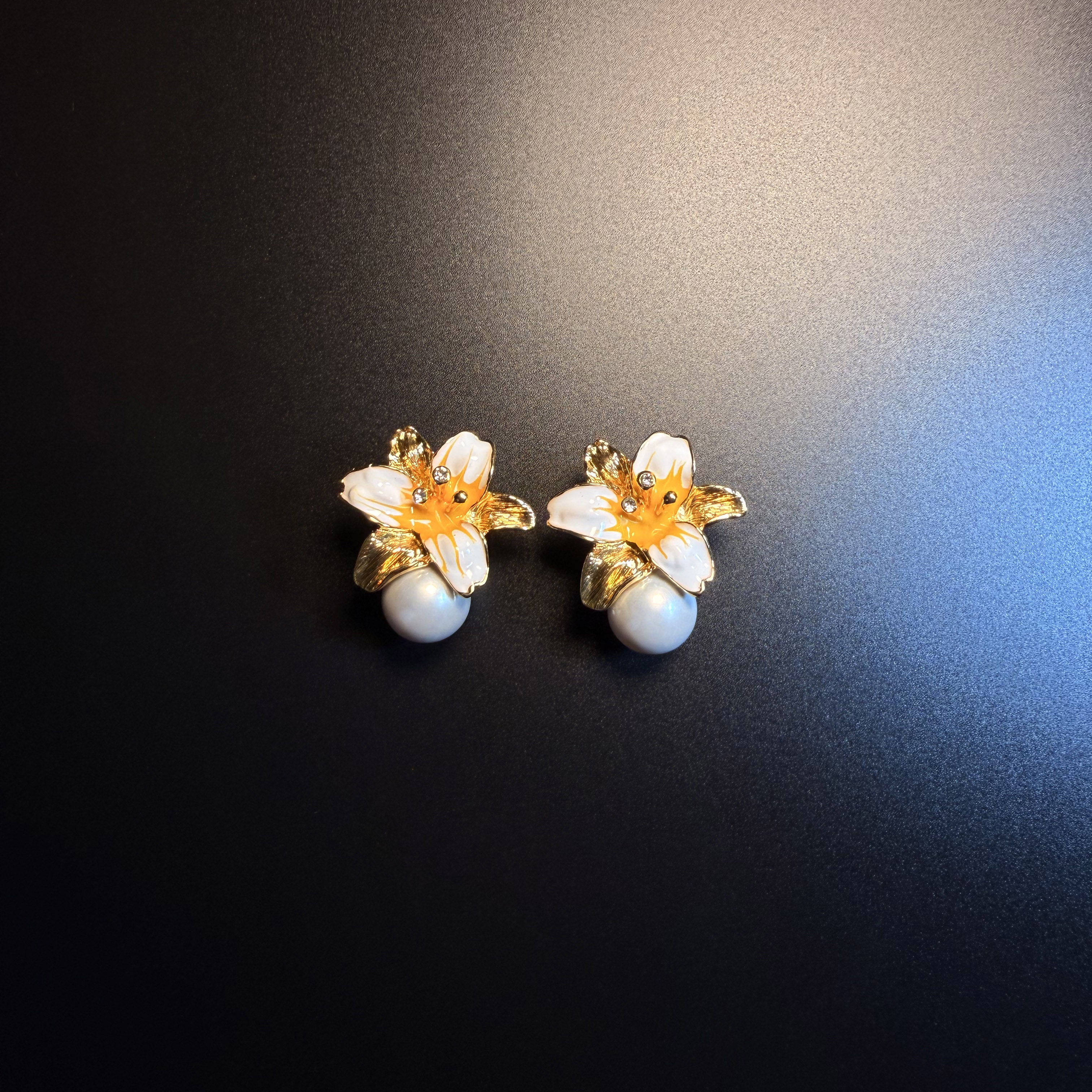 开花的橄榄 Vintage古着 Enamel Floral法式百合珍珠耳环 耳饰 - 实物图