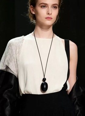 秋季新款项链女轻奢锁骨链配饰美拉德MON夸张皮绳可调黑毛衣链