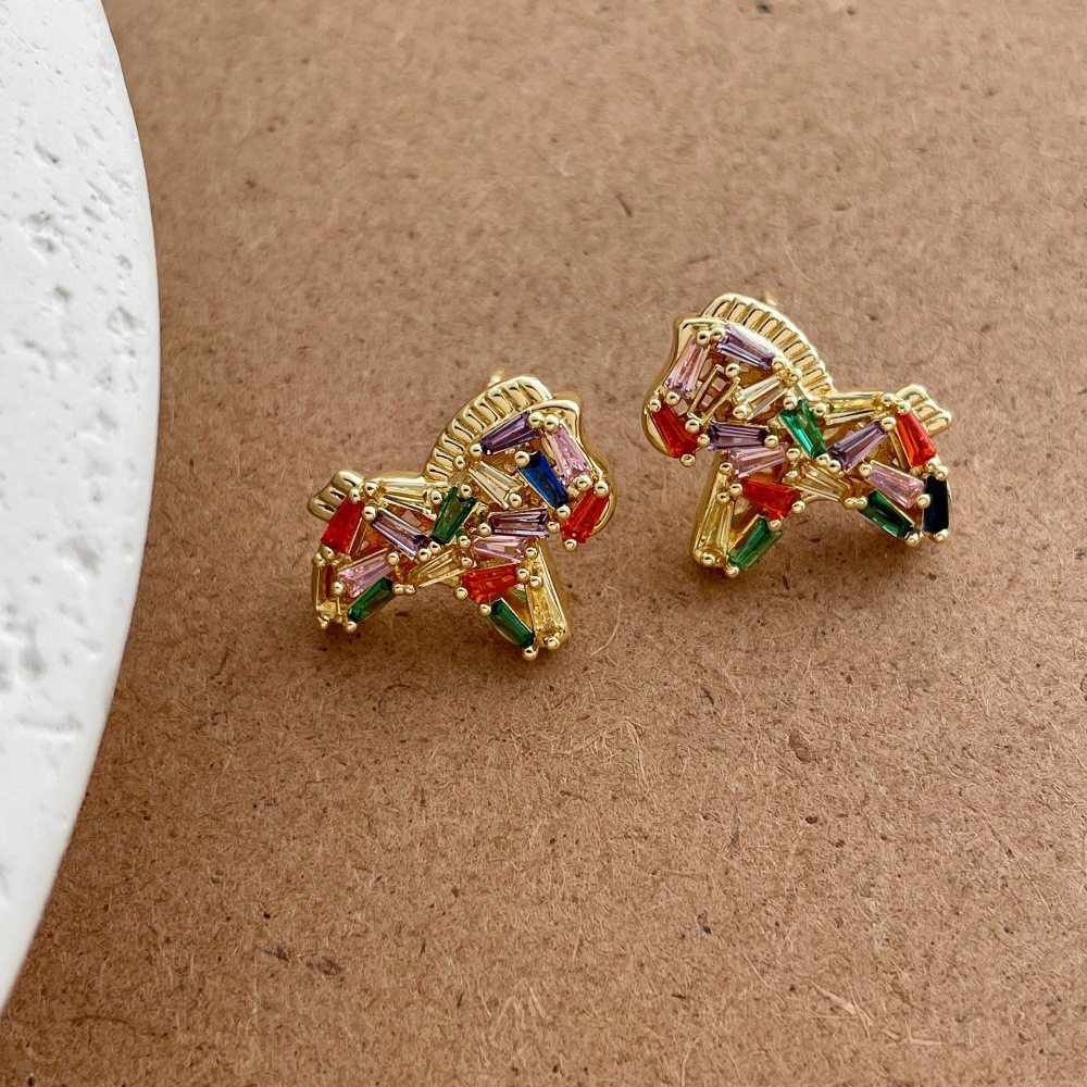设计感彩色镶砖小马耳钉女时尚轻奢高级小众日常通勤耳环气质耳饰,饰品/流行首饰/时尚饰品新,耳环,淘宝优惠券,粉丝福利购,淘宝优惠卷