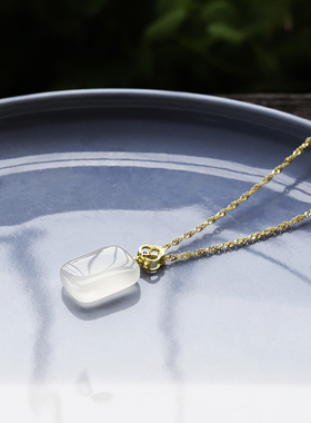 天然白冰玉髓方形无事牌小吊坠