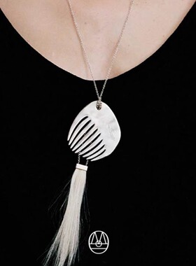 小众设计时尚高级感脊骨梳子吊坠精致百搭长项链