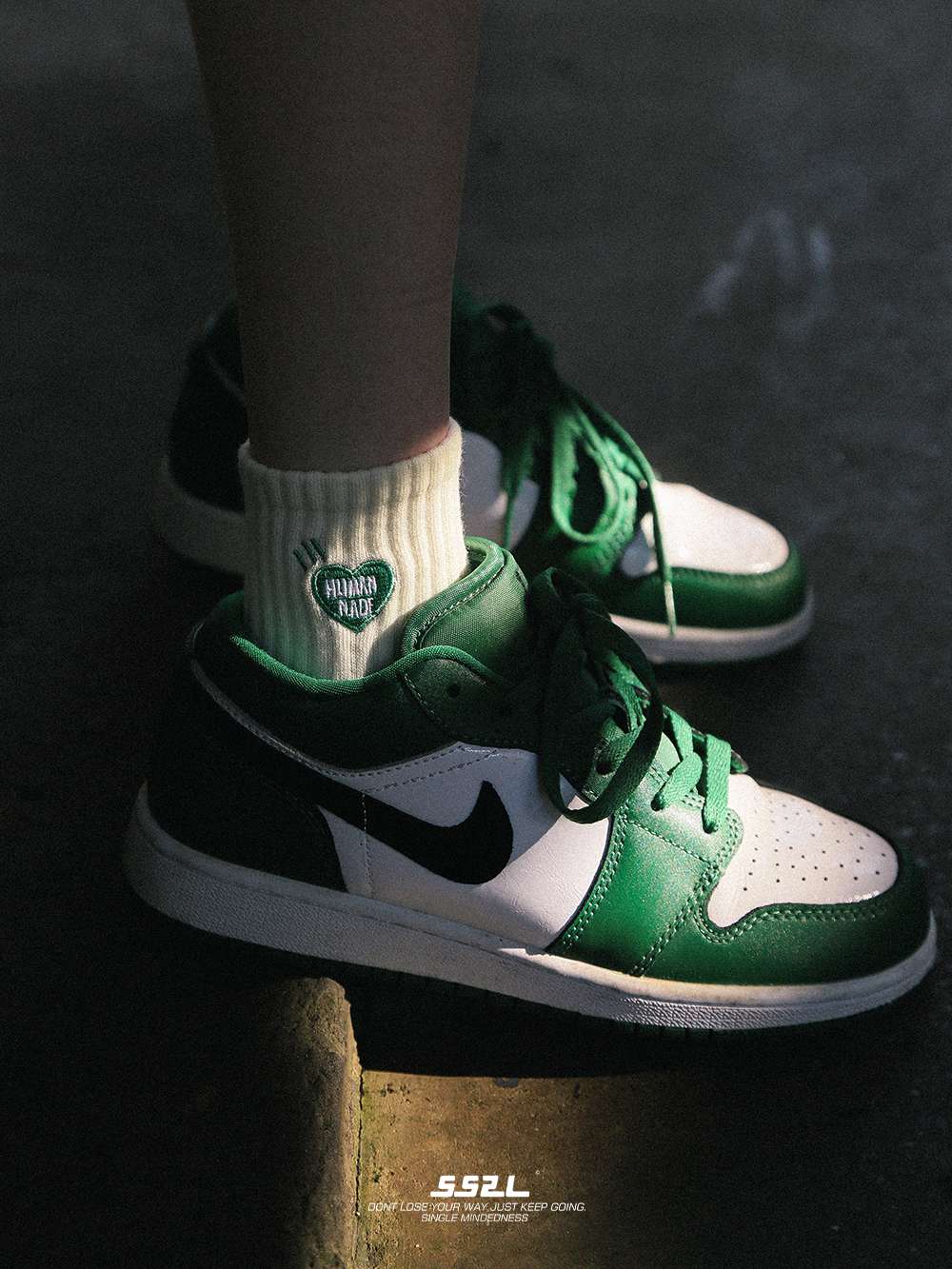 SS2L秋冬恶搞黄绿爱心刺绣棉运动中筒短筒袜子男女ins潮袜堆堆袜