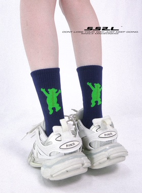 SS2L春夏新款绿色跳舞小熊街头潮流纯棉运动中筒袜子男女ins潮袜