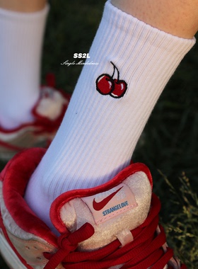 SS2L春夏21ss水果红色小樱桃刺绣棉质运动中筒袜子男女情侣潮短袜