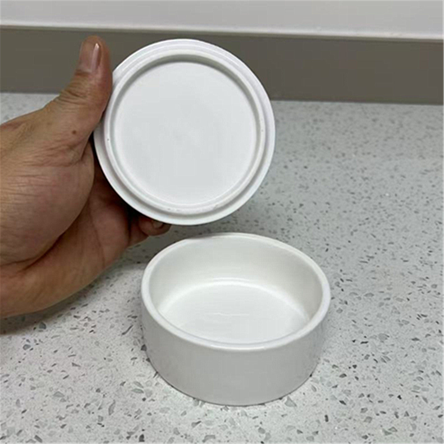欧莱雅白色陶瓷圆形胭脂盒首饰盒