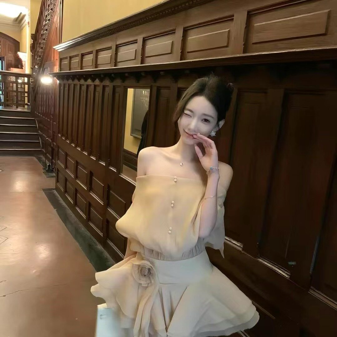 高品质一字肩泡泡纱立体花朵短款连衣裙配同色短裤俩件套装2026款