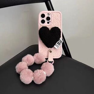 秋冬毛绒经典 粉黑撞色毛绒爱心适用16苹果15promax手机壳iphone13氛围感11小众12软7p8手拎绳14pro保护套