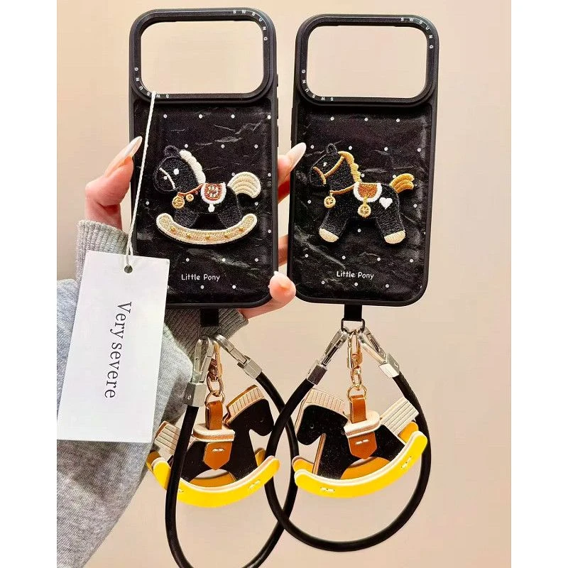 黑色丝绒立体小金马适用于苹果15手机壳iphone14保护套13新款17promax秋冬16pro高级感max手机套