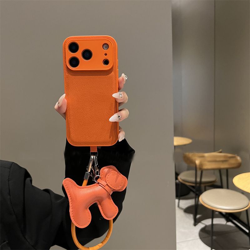 轻奢橙色素皮纹小狗挂件绳苹果17promax手机壳iPhone16/13防摔15