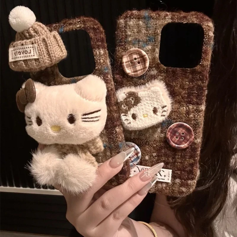 秋冬可爱毛绒帽子KT猫适用苹果17promax手机壳iphone16pro纽扣15pro/14promax防摔13保护套