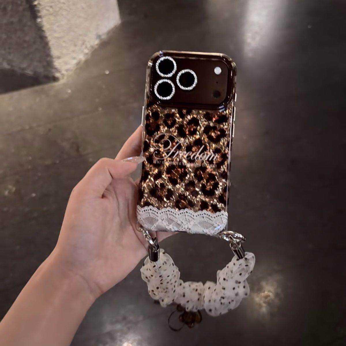 时髦鎏金豹纹蕾丝适用苹果18promax手机壳iphone17pro秋冬新款16手腕带16pro女18pm全包17pro防摔手机套