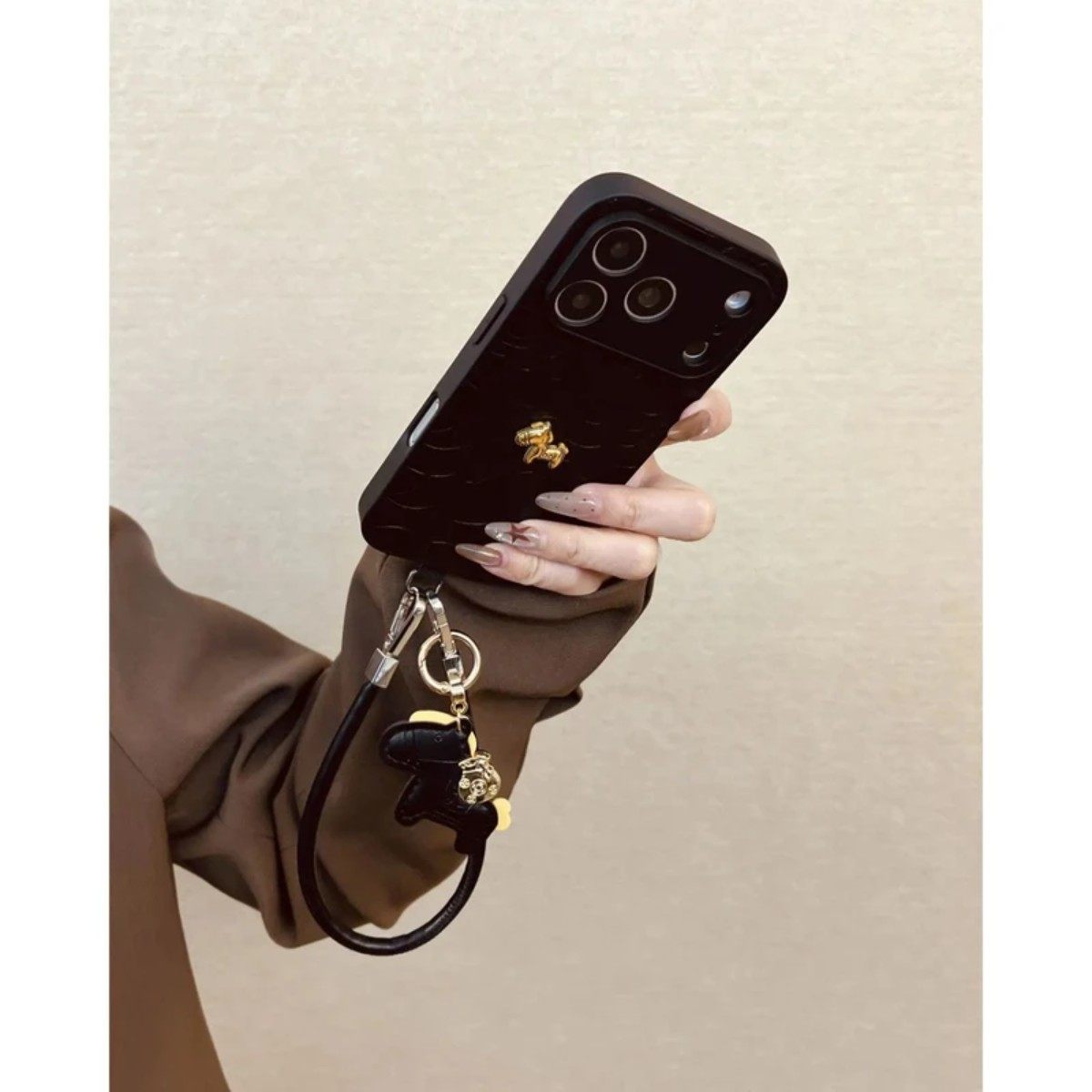 小香风黑色山茶花纹立体小金马适用于iphone17pro手机壳苹果14promax皮质16福袋马挂件13pro复古15小众,3C数码配件,手机保护套/壳,淘宝优惠券,粉丝福利购,淘宝优惠卷