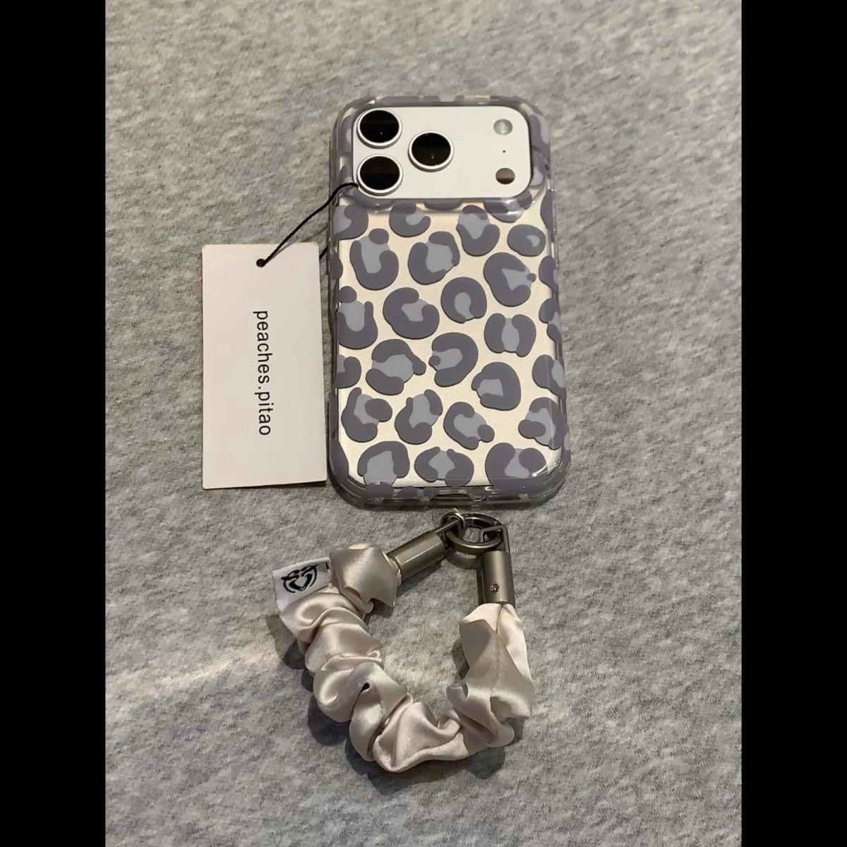 可爱卡通丝绸白手带适用于17promax苹果16手机壳全包边iPhone15防摔保护套16promax个性创意iPhone17新款潮壳
