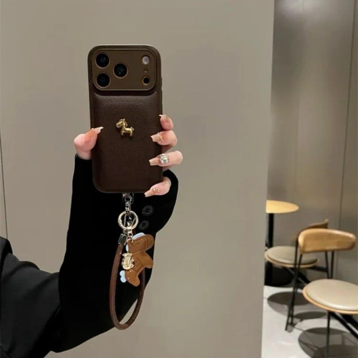 复古简约皮纹立体小金马适用于苹果17promax手机壳iphone15高级感14pro手拎挂绳16小众13pro马年17全包