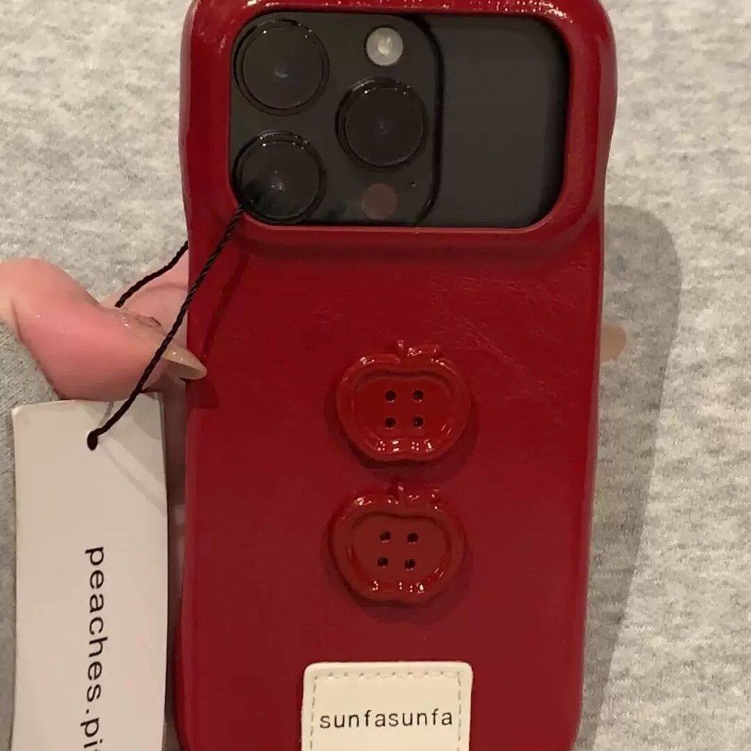 高级感新年红皮质壳创意小众ins立体苹果纽扣气质手机壳适用苹果iPhone17promax保护套16防摔15/13