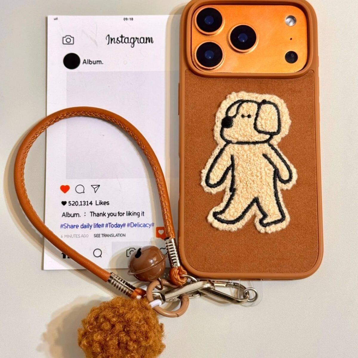 秋冬ins棕色翻毛绒刺绣站立小猫狗狗适用iPhone17promax手机壳带挂绳苹果15pro新款16超好看13女款14卡通外壳