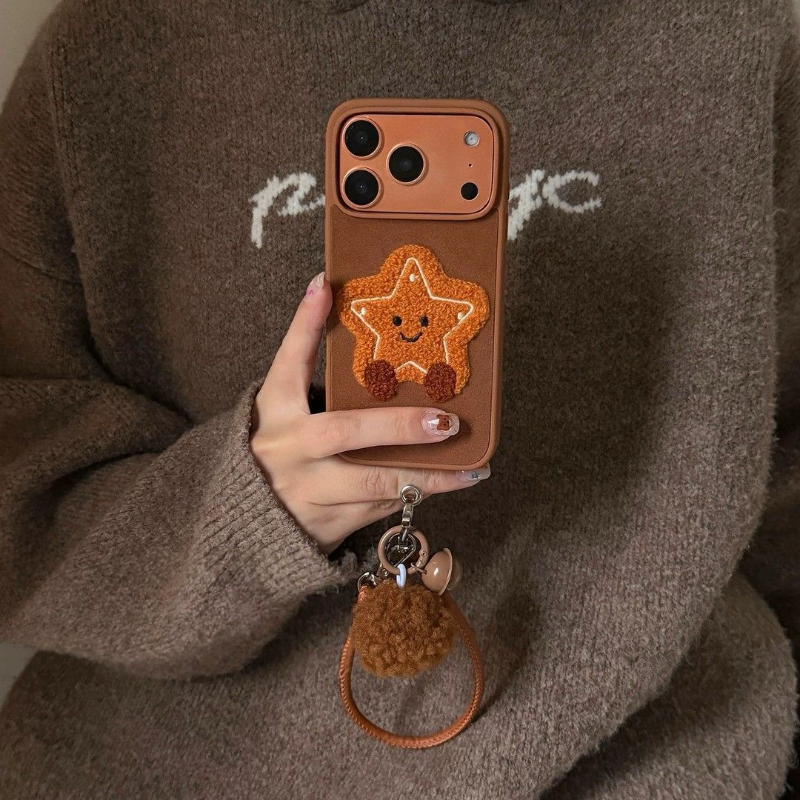 秋冬棕色刺绣笑脸星星适用于苹果17pormax手机壳iPhone14防摔15/16腕带防摔14保护套