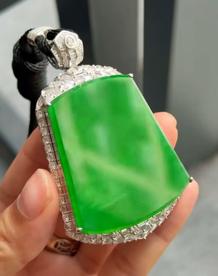 天然缅甸翡翠，满绿大无事牌吊坠裸47.5-44-3 整71.6-45.5-17.2