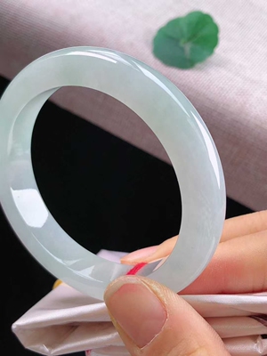 天然缅甸翡翠手镯，正圈53.7，冰晴绿，种老水头好，冰润，完美