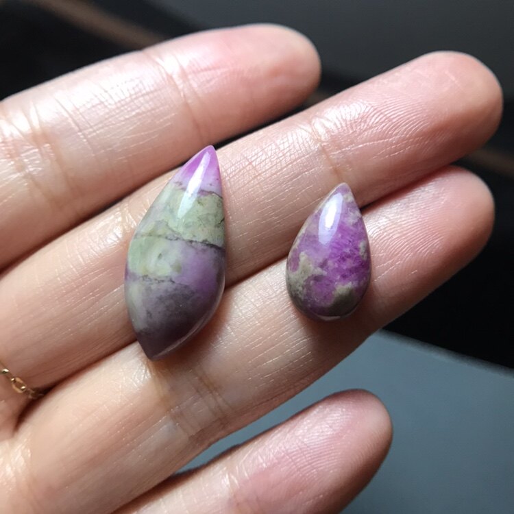 南非老料舒俱来裸石水滴随形吊坠和戒指胸针手链紫红带翠绿苏纪石
