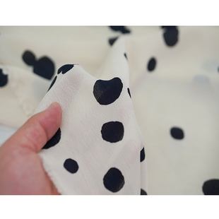 浅米底黑藏青色不规则波点 真丝棉布料 连衣裙旗袍设计师服装面料