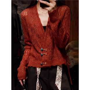 橘红色V领盘扣镂空长袖针织开衫女2026年春秋新款设计感薄款毛衣