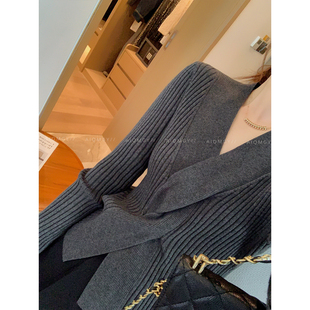 爱情魔鬼鱼 设计感长袖V领交叉扭结针织衫女2026春季新款时尚上衣