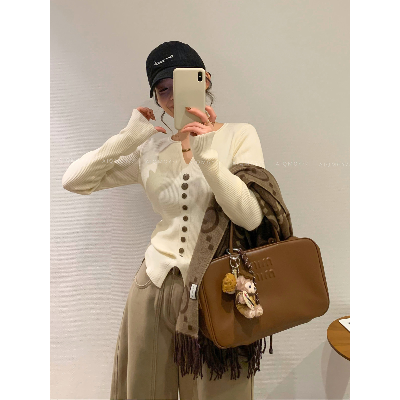 爱情魔鬼鱼 米白色长袖V领纽扣针织衫女2025冬季新款修身显瘦上衣,女装/女士精品,毛针织衫,淘宝优惠券,粉丝福利购,淘宝优惠卷