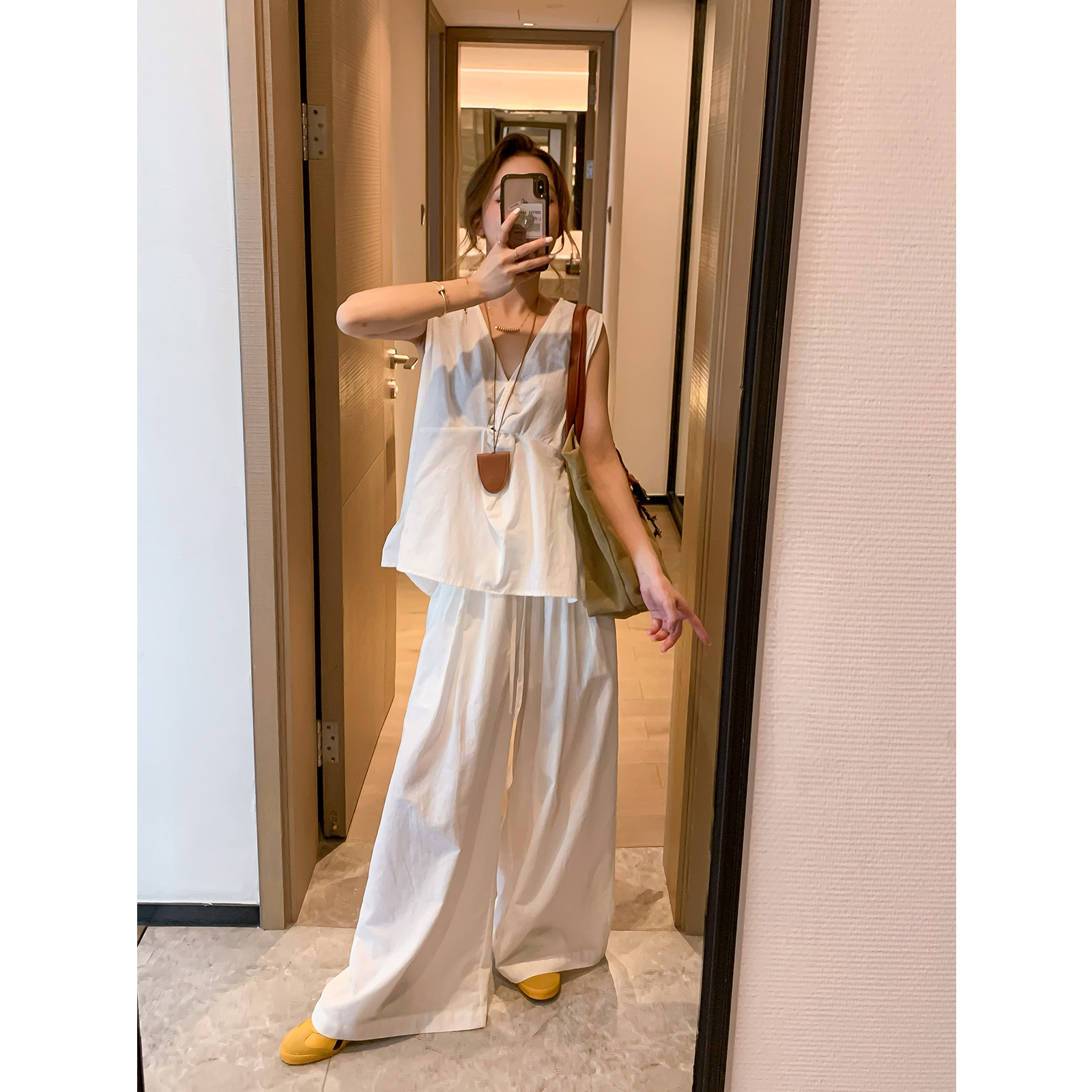 爱情魔鬼鱼 白色麻料套装女2025夏季新款V领上衣阔腿裤长裤两件套