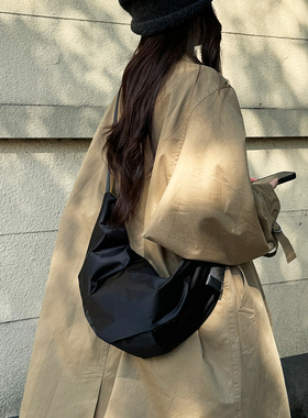 仟佰格黑色斜挎包女包四季通用休闲包大容量松弛感轻便尼龙饺子包