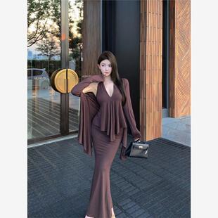 后妈群裙子纯欲气质套装秋季开衫外套上衣挂脖吊带背心修身包臀裙