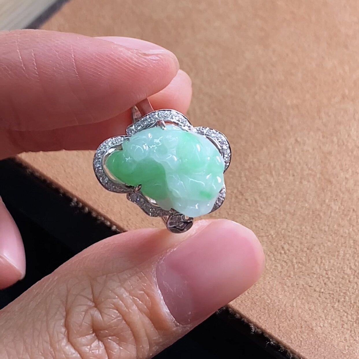 18K金镶嵌天然A货翡翠绿貔貅戒指/指环