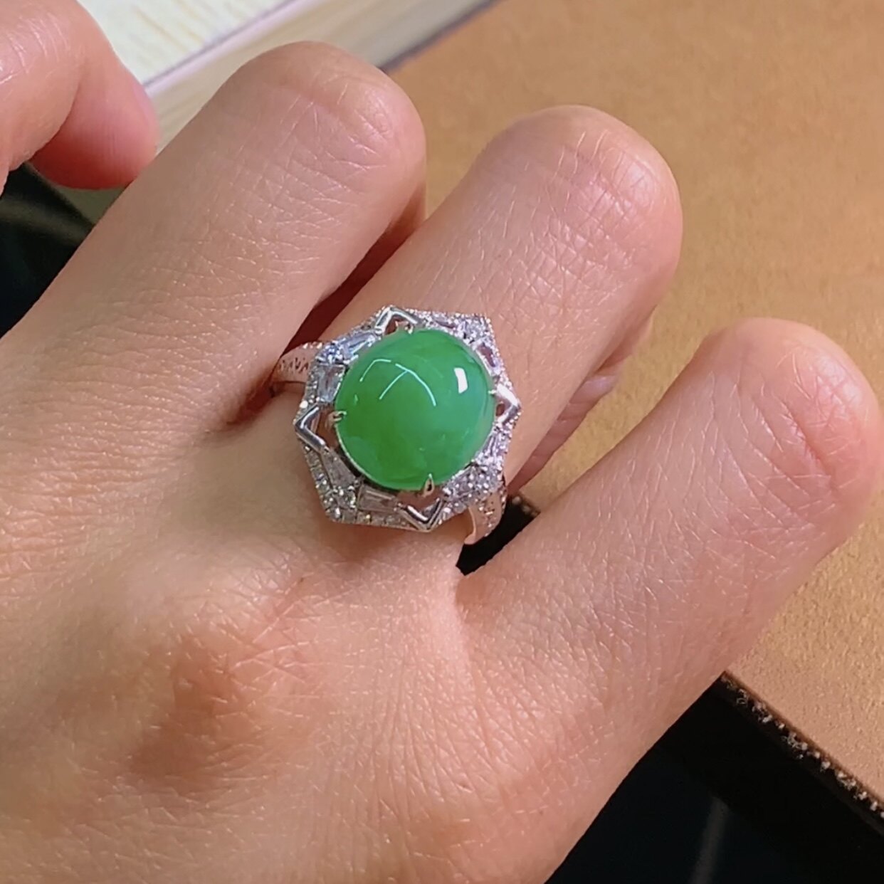 18K金镶嵌天然A货翡翠绿蛋面戒指镶嵌女士戒指南非钻石