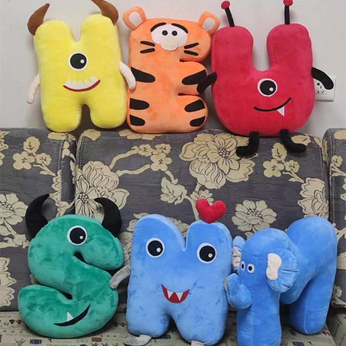 英文字母抱枕毛绒卡通靠垫创意家居沙发床商场装修圣诞生日礼物
