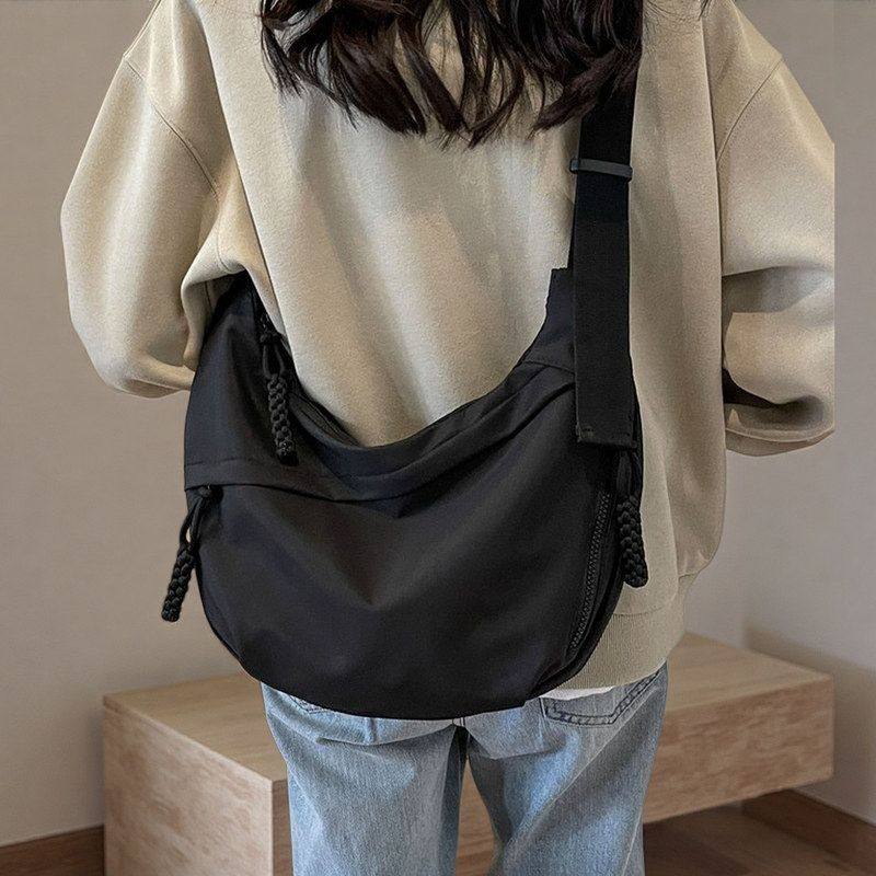 包包新款简约休闲轻便斜挎包女士百搭大容量大学生时尚上课饺子包