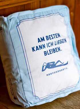 卡夫卡折叠款书型枕（浅蓝白色、中间可像书籍一样打开）  原创设计抱枕  工位枕超柔软 阅见文创 家居 送礼 广西师范大学出版社