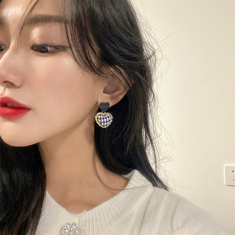 秋冬新款爱心千鸟格女可耳钉