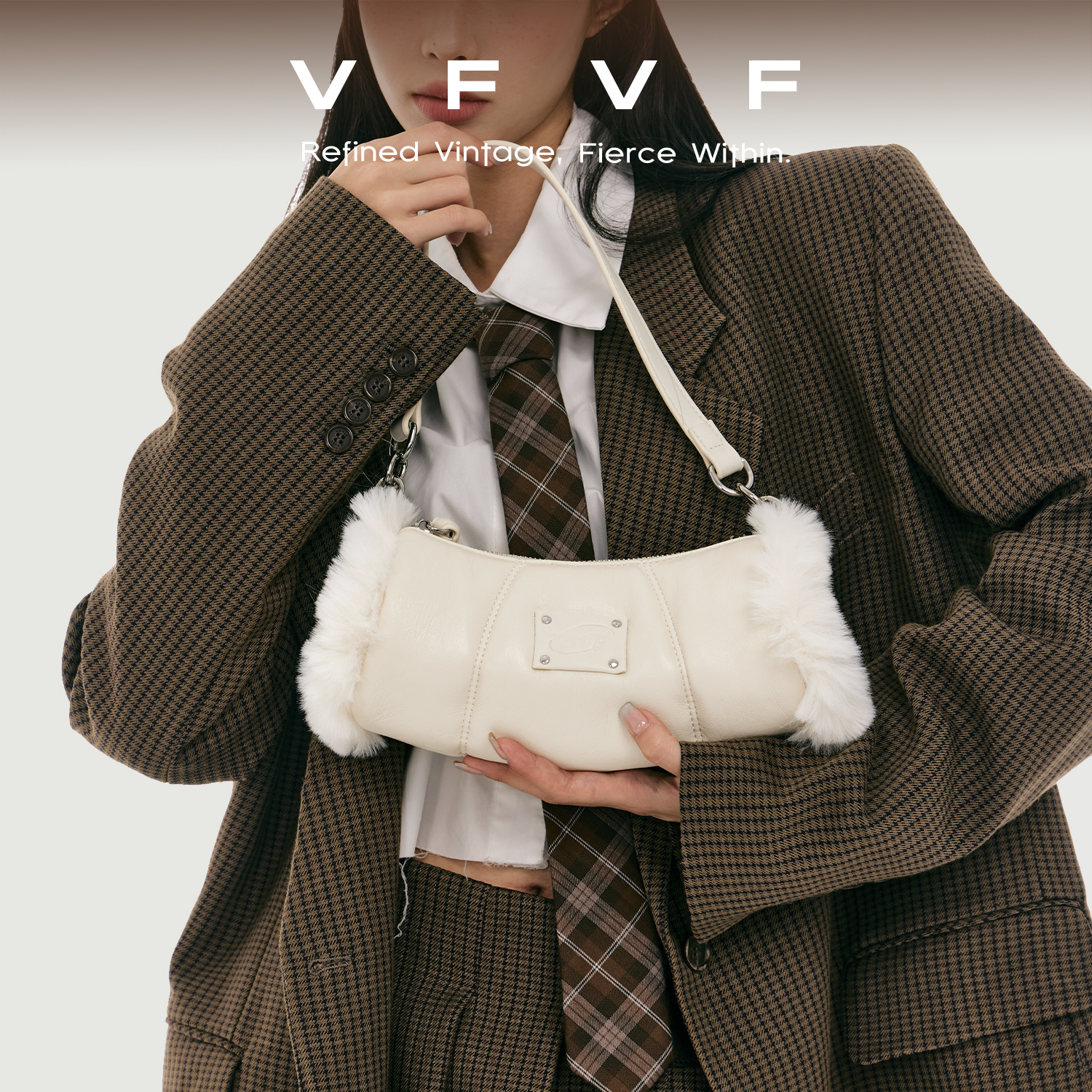 VFVF单肩斜挎腋下毛绒圆筒手提包