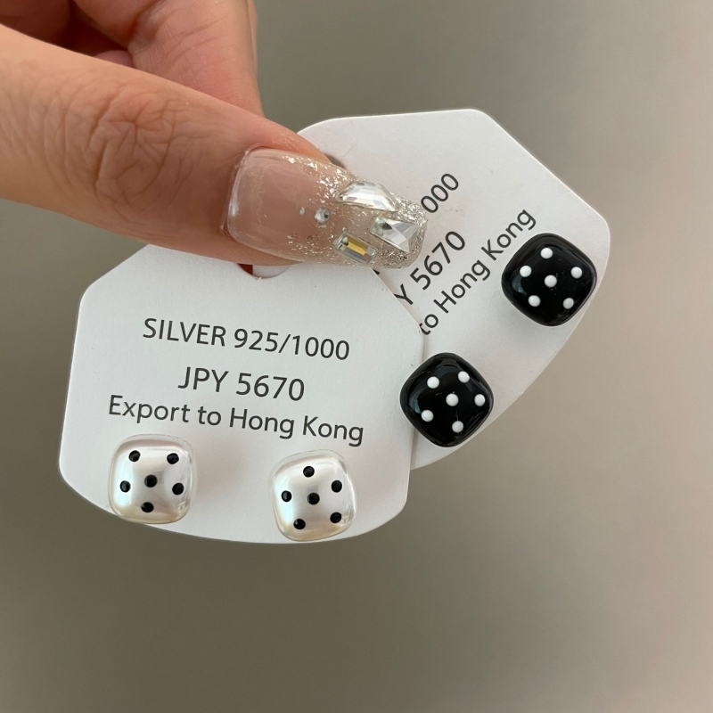 高级感简约波点耳环女S925银针黑白小方块耳钉时尚甜酷辣妹耳饰潮