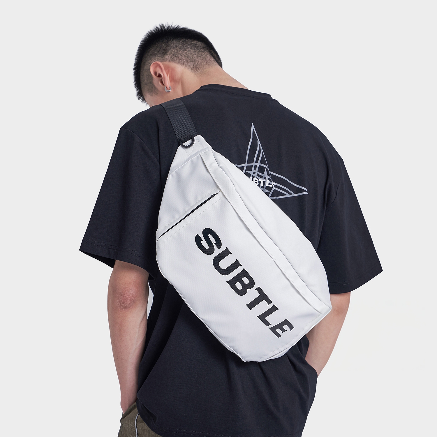 SUBTLE运动风斜挎单肩包